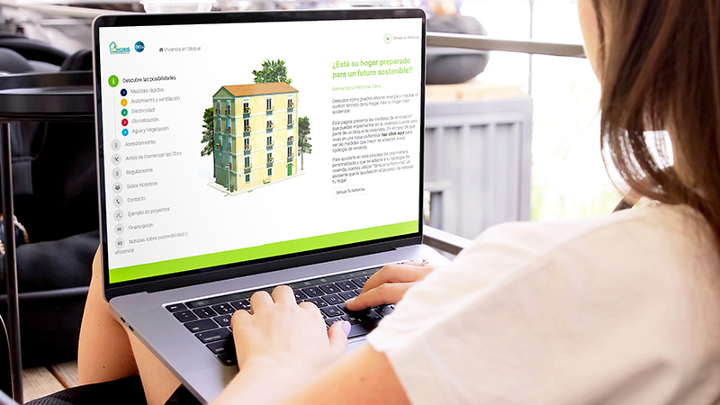 Plataforma Horis- mujer consultando la página en un ordenador